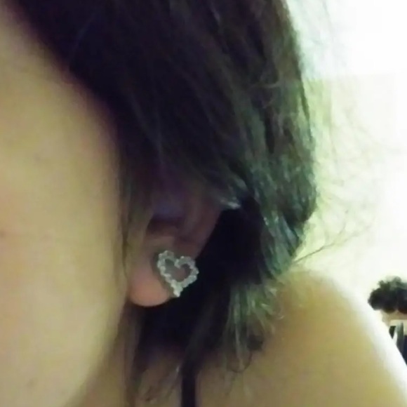 💖 18k White Gold Filled CZ Diamond Heart Earrings - Picture 10 of 16